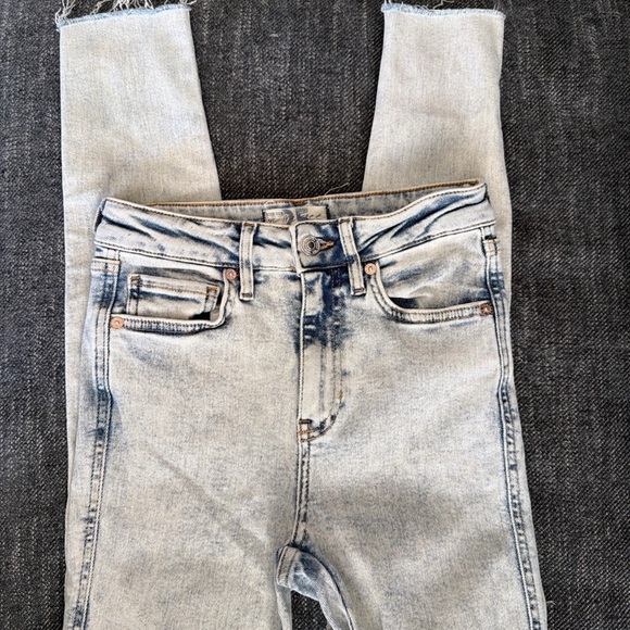 We The Free Juniors Women’s Size 25 acid washed medium Rise 25x27 Fringe Hem - Picture 7 of 7